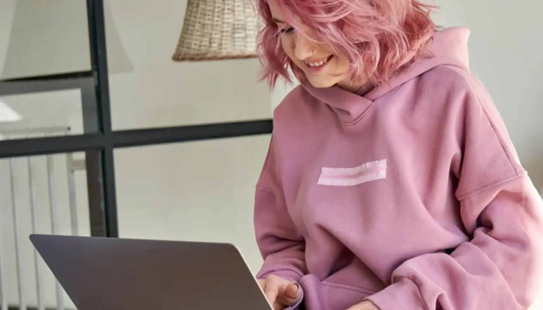 blog-image-counselling-pink-hair-girl-computer